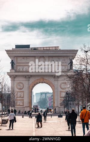 Skopje, Nordmakedonien - 7. Februar 2024: Porta Macedonia ist ein Gedenkbogen auf dem Pella-Platz in Skopje, Nordmakedonien. Stockfoto