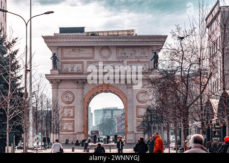 Skopje, Nordmakedonien - 7. Februar 2024: Porta Macedonia ist ein Gedenkbogen auf dem Pella-Platz in Skopje, Nordmakedonien. Stockfoto