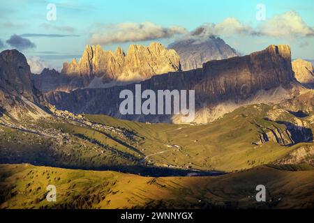 Passo Giau und die Berge Cima Ambrizzola, Croda da Lago, Monte Antelao, abendlicher Blick von den Alpen Dolomiten, Italien Blick vom Col di Lana in der Nähe von Cort Stockfoto