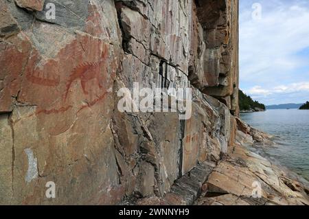 Die Mishibizhiw oder Great Lynx sind zusammen mit Kanus und Schlangen Teil der Agawa Rock Pictographs. Die Felskunst wurde von den Ojibway-Leuten geschaffen Stockfoto