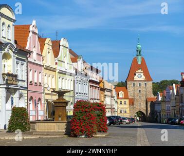 Domazlice Stadtplatz und Stadttor, im lokalen Domažlice, Stadt in Südböhmen, Tschechien Stockfoto