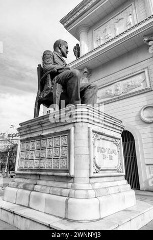 Skopje, Nordmakedonien - 7. Februar 2024: Porta Macedonia ist ein Gedenkbogen auf dem Pella-Platz in Skopje, Nordmakedonien. Stockfoto