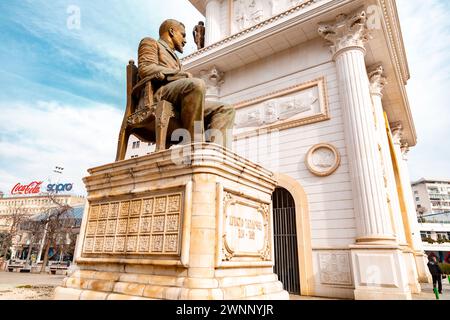 Skopje, Nordmakedonien - 7. Februar 2024: Porta Macedonia ist ein Gedenkbogen auf dem Pella-Platz in Skopje, Nordmakedonien. Stockfoto