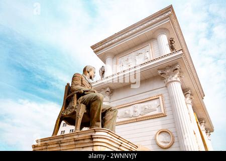 Skopje, Nordmakedonien - 7. Februar 2024: Porta Macedonia ist ein Gedenkbogen auf dem Pella-Platz in Skopje, Nordmakedonien. Stockfoto