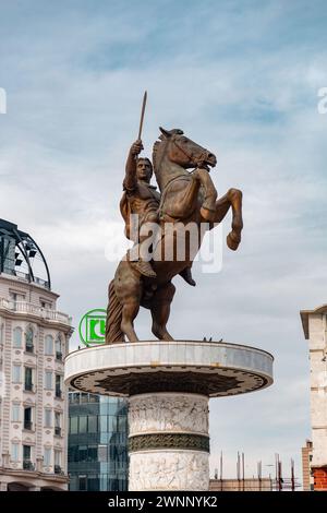 Skopje, Nordmakedonien - 7. Februar 2024: Krieger auf einem Pferd Statue auf dem mazedonischen Platz, dem Hauptplatz von Skopje, dem größten Platz im Grafen Stockfoto