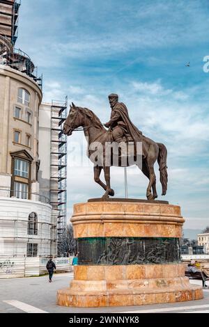 Skopje, Nordmazedonien - 7. Februar 2024: Städtische Landschaftsgestaltung und Architektur rund um den Fluss Vardar in Skopje, der Hauptstadt Nordmazedoniens. Stockfoto