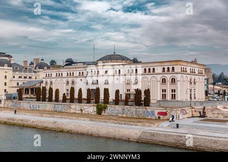 Skopje, Nordmazedonien - 7. Februar 2024: Städtische Landschaftsgestaltung und Architektur rund um den Fluss Vardar in Skopje, der Hauptstadt Nordmazedoniens. Stockfoto