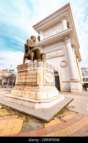 Skopje, Nordmakedonien - 7. Februar 2024: Porta Macedonia ist ein Gedenkbogen auf dem Pella-Platz in Skopje, Nordmakedonien. Stockfoto