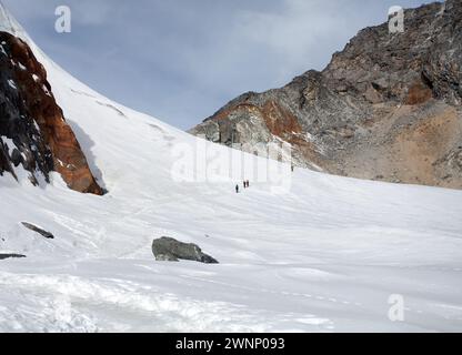 Bergsteiger, Wanderer, Wanderer oder Bergsteiger auf der weißen Schneeebene oder dem Gletscher, Weg zum Mount Everest, Nepal Himalaya Berge Stockfoto