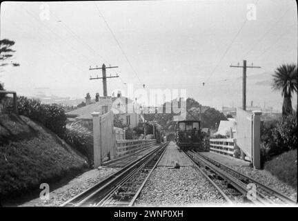 Wellington Cable Car, Neuseeland um 1920 Ein Blick auf einige Bahnlinien. Zwei Sets mit einem Zug auf der richtigen Linie. Stockfoto