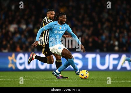 Neapel, Italien. März 2024. Bremer vom Juventus FC und Andre Zambo Anguissa vom SSC Napoli treten am 3. März 2024 im Diego Armando Maradona Stadium in Neapel um den Ball an. Quelle: Nicola Ianuale/Alamy Live News Stockfoto