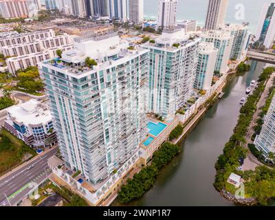 Sunny Isles Beach, FL, USA - 1. März 2024: Luftbild Parque Towers Sunny Isles Stockfoto