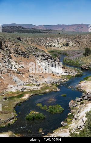 Die Hot Creek Geological Site liegt nur wenige Kilometer von Mammoth Lakes, CA. Die heißen Quellen oder geothermischen Pools sprudeln und spucken aus dem Bach, Stockfoto