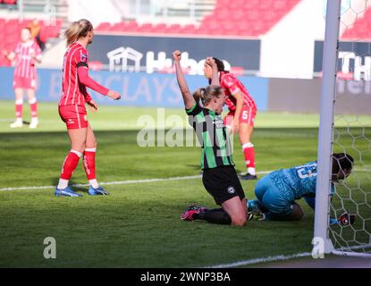 Bristol, Großbritannien. März 2024. Bristol, England, 3. März 2024 Elisabeth Terland (11 Brighton) feiert ihr Tor beim Barclays FA Womens Super League Spiel zwischen Bristol City und Brighton & Hove Albion am Ashton Gate in Bristol, England. (Beast/SPP) Credit: SPP Sport Press Photo. /Alamy Live News Stockfoto