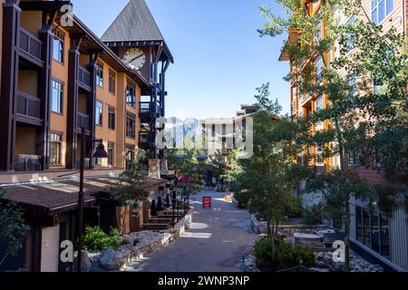 Das Village at Mammoth in Mammoth Lakes, CA, zieht Einheimische und Besucher zu seinen Geschäften und Restaurants am Fuße des Mammoth Mountain an. Stockfoto