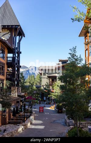 Das Village at Mammoth in Mammoth Lakes, CA, zieht Einheimische und Besucher zu seinen Geschäften und Restaurants am Fuße des Mammoth Mountain an. Stockfoto