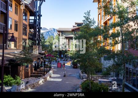 Das Village at Mammoth in Mammoth Lakes, CA, zieht Einheimische und Besucher zu seinen Geschäften und Restaurants am Fuße des Mammoth Mountain an. Stockfoto