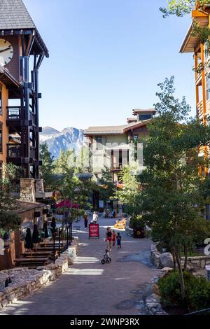 Das Village at Mammoth in Mammoth Lakes, CA, zieht Einheimische und Besucher zu seinen Geschäften und Restaurants am Fuße des Mammoth Mountain an. Stockfoto