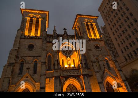 San Fernando Kathedrale der Katholischen Kirche, beleuchtet bei Nacht in der Innenstadt von San Antonio, Texas Stockfoto