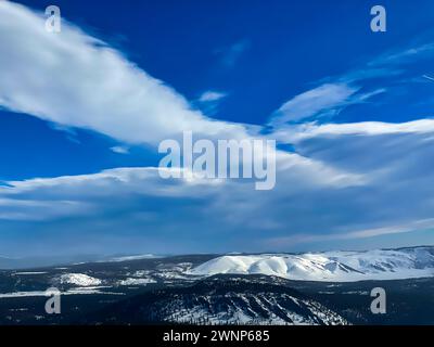 Mammoth Mountain und Mammoth Lakes, Kalifornien, verzeichneten im Winter und Frühjahr 2022–2023 einen Rekordschnee. Über 700 cm Schnee f Stockfoto