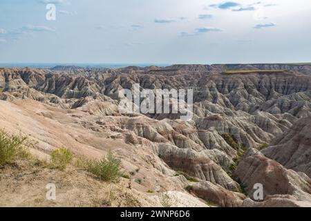 Durch Erosion werden farbenfrohe Schichten von Sedimentgestein im Badlands-Nationalpark in South Dakota, USA, freigelegt Stockfoto