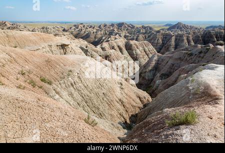 Durch Erosion werden farbenfrohe Schichten von Sedimentgestein im Badlands-Nationalpark in South Dakota, USA, freigelegt Stockfoto