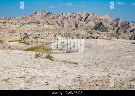 Durch Erosion werden farbenfrohe Schichten von Sedimentgestein im Badlands-Nationalpark in South Dakota, USA, freigelegt Stockfoto