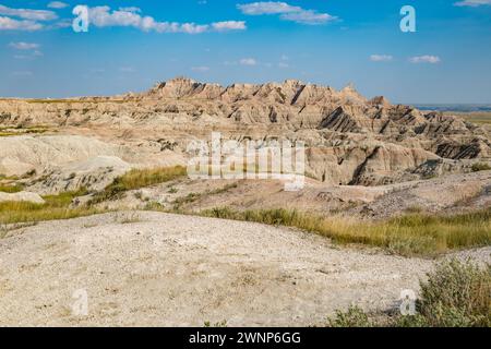 Durch Erosion werden farbenfrohe Schichten von Sedimentgestein im Badlands-Nationalpark in South Dakota, USA, freigelegt Stockfoto