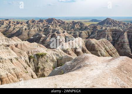 Durch Erosion werden farbenfrohe Schichten von Sedimentgestein im Badlands-Nationalpark in South Dakota, USA, freigelegt Stockfoto