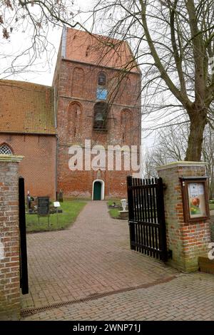 03.02.2024 Emden die alte Kirche in Suurhusen in der Gemeinde Hinte. Der Kirchturm Hut mit 5,19 Grad eine höhere Neigung als der schiefe Turm von Pisa . *** 03 02 2024 Emden die alte Kirche in Suurhusen in der Gemeinde Hinte bei 5,19 Grad hat der Kirchturm eine höhere Neigung als der Schiefe Turm von Pisa Stockfoto