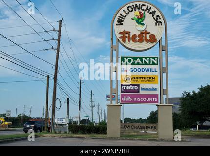 Houston, Texas USA 07-04-2023: Lokale Geschäftsschilder im Einkaufszentrum Willowchase Fiesta in Houston, TX. Lokale Werbeschilder für Unternehmen. Stockfoto