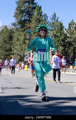 Mammoth Lakes, wie viele Kleinstädte im ganzen Land, findet am 4. Juli eine Parade statt, bei der der „Freedom Run“ eine Meile (1,6 km) und jede Menge Autos und Feuerwehrfahrzeuge stattfinden Stockfoto