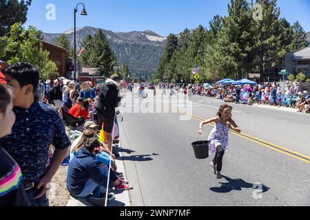 Mammoth Lakes, wie viele Kleinstädte im ganzen Land, findet am 4. Juli eine Parade statt, bei der der „Freedom Run“ eine Meile (1,6 km) und jede Menge Autos und Feuerwehrfahrzeuge stattfinden Stockfoto