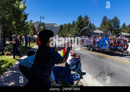 Mammoth Lakes, wie viele Kleinstädte im ganzen Land, findet am 4. Juli eine Parade statt, bei der der „Freedom Run“ eine Meile (1,6 km) und jede Menge Autos und Feuerwehrfahrzeuge stattfinden Stockfoto