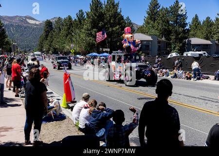 Mammoth Lakes, wie viele Kleinstädte im ganzen Land, findet am 4. Juli eine Parade statt, bei der der „Freedom Run“ eine Meile (1,6 km) und jede Menge Autos und Feuerwehrfahrzeuge stattfinden Stockfoto