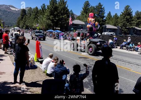 Mammoth Lakes, wie viele Kleinstädte im ganzen Land, findet am 4. Juli eine Parade statt, bei der der „Freedom Run“ eine Meile (1,6 km) und jede Menge Autos und Feuerwehrfahrzeuge stattfinden Stockfoto