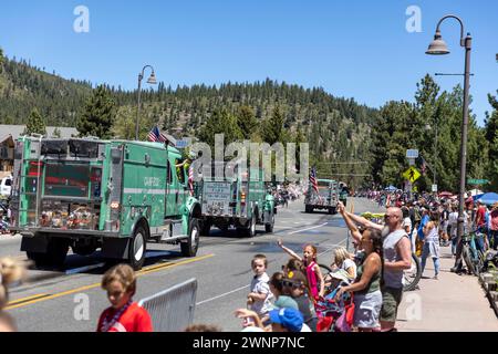 Mammoth Lakes, wie viele Kleinstädte im ganzen Land, findet am 4. Juli eine Parade statt, bei der der „Freedom Run“ eine Meile (1,6 km) und jede Menge Autos und Feuerwehrfahrzeuge stattfinden Stockfoto