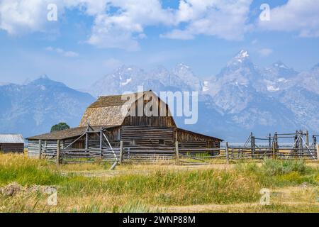 Die Gipfel der Grand Tetons ragen hinter der John Moulton Barn in der Mormon Row im Historic District des Grand Teton National Park in Wyoming auf Stockfoto