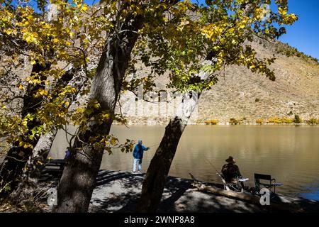 Die Herbstsaison in den östlichen Sierras ist eine der schönsten Jahreszeiten. Der Conflict Lake, südlich der Stadt Mammoth Lakes, ist ein Ort Stockfoto