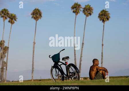 Die Promenade in Santa Barbara, Kalifornien, verläuft neben dem Strand entlang des Cabrillo Blvd und bietet Bewegung, Kunst und Orte zum Entspannen. Stockfoto