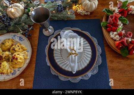 Weihnachtliches Ambiente und Grün auf einem Tisch mit feinem Knochenporzellan. Stockfoto