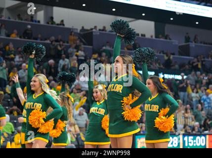 Waco, Texas, USA. März 2024. Baylor Lady Bears Cheerleader während der 1. Hälfte des NCAA Basketballspiels zwischen den Oklahoma State Cowgirls und Baylor Lady Bears im Foster Pavilion in Waco, Texas. Matthew Lynch/CSM/Alamy Live News Stockfoto