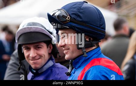 Jockey Gavin Sheehan blickt über Sam Twiston-Davies, bevor beide am 02.03.2024 auf der Doncaster Racecourse fahren. Credit JTW equine Images / Alamy. Stockfoto