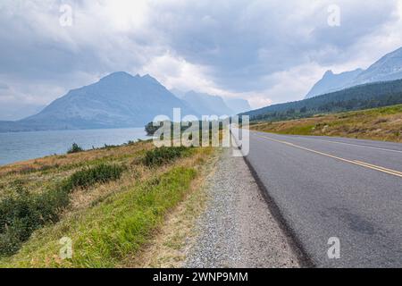 Wir fahren zur Sun Road entlang des Saint Mary Lake im Glacier National Park in Montana Stockfoto