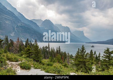 Blick auf die Berge vom Wild Goose Island Lookout auf der Sun Road entlang des Saint Mary Lake im Glacier National Park, Montana Stockfoto