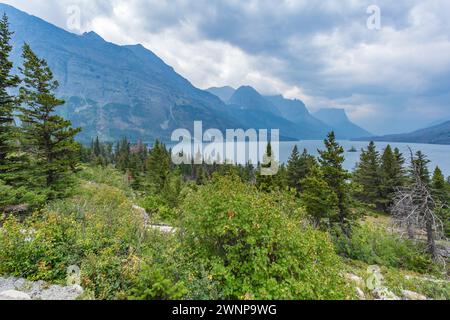 Blick auf die Berge vom Wild Goose Island Lookout auf der Sun Road entlang des Saint Mary Lake im Glacier National Park, Montana Stockfoto