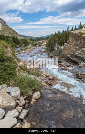 Der SwiftCurrent Creek fließt durch felsiges Gelände im Gletschergebiet des Glacier National Park in Montana Stockfoto