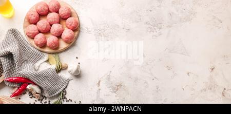 Brett mit rohen Fleischbällchen aus frischem Forcemeat auf Grunge-Hintergrund mit Platz für Text Stockfoto