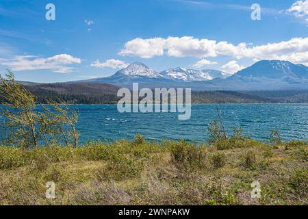 Schnee auf einem Berggipfel hinter dem Saint Mary Lake entlang der Going to the Sun Road im Glacier National Park, Montana Stockfoto