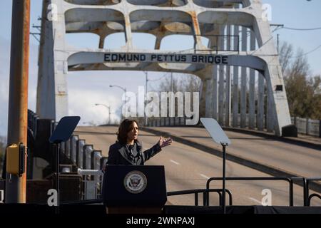 Selma, Usa. März 2024. Vizepräsidentin Kamala Harris besucht die Edmund Pettus Bridge, um am Sonntag, den 3. März 2024, in Selma, Alabama, den 59. Jahrestag des Bloody Sunday zu feiern. Foto von Christian Monterrosa/UPI Credit: UPI/Alamy Live News Stockfoto